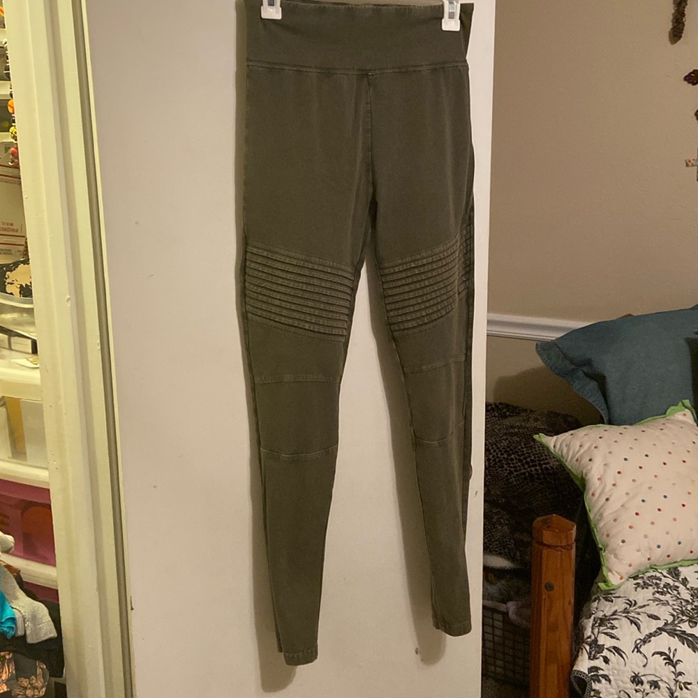Nordstroms BP leggings medium 
Heather green vintage look -no pilling